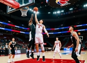 外援利用身高优势占据篮板优势