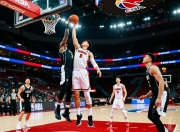 外援利用身高优势占据篮板优势