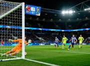 莫拉插上过掉门将，冷静挑射空门，波尔图1-1扳平比分