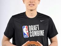 开云体育网站-去年新秀二阵中锋今日面对杨瀚森11投仅1中
