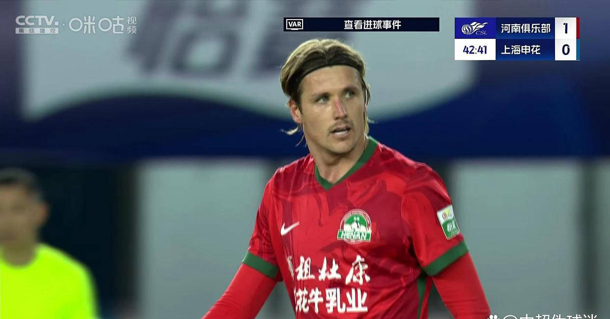 包含上海上港客场击败河北华夏幸福，稳居榜首的词条