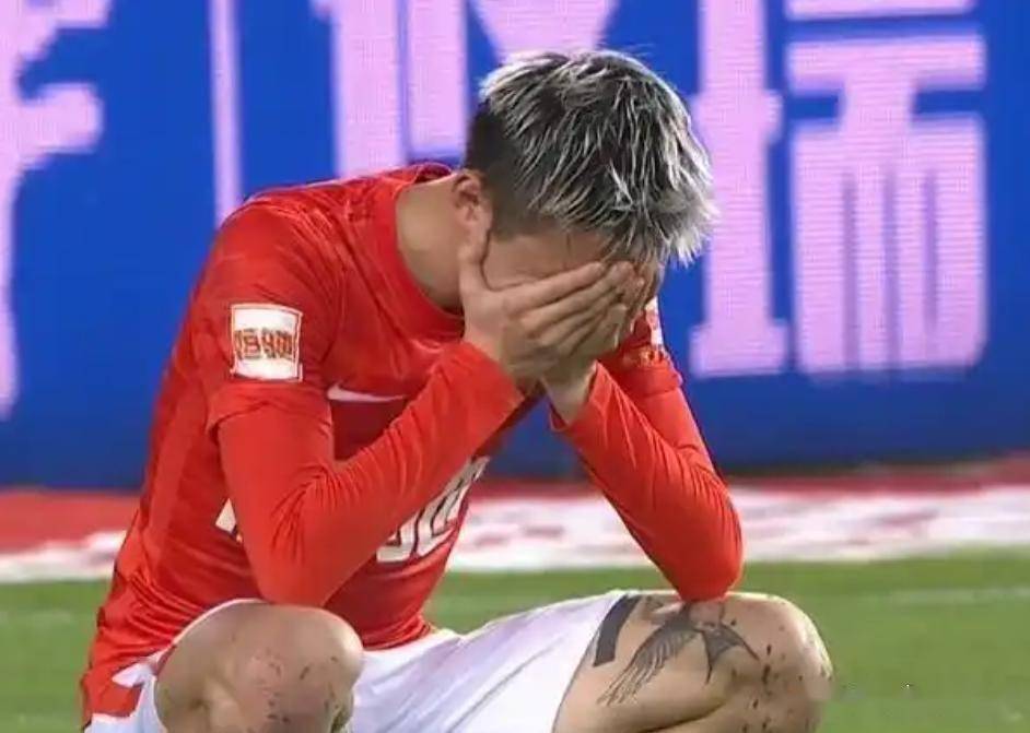 足球比赛中出现情绪激烈的冲突！